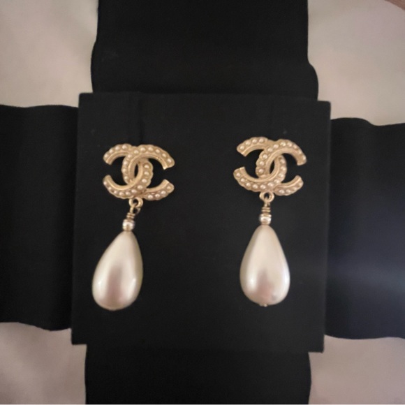 Authentic Like New Chanel CC Logo Large Pearls Earrings GHW - Picture 4 of 7